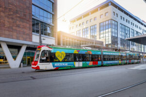 Ein Zug vom Typ Citylink fährt durch die Innenstadt